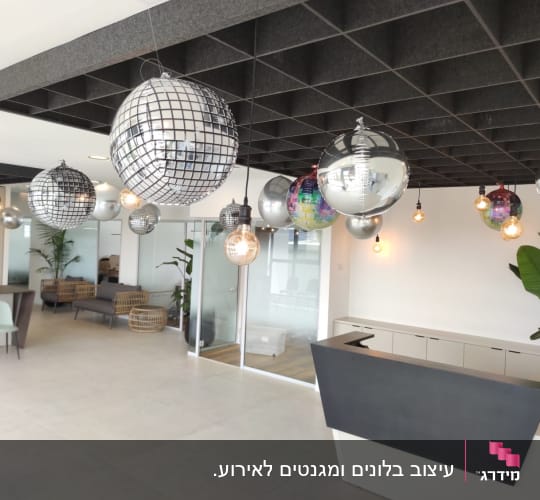כדורי דיסקו תלויים מהתקרה בעיצוב אירועים מודרני